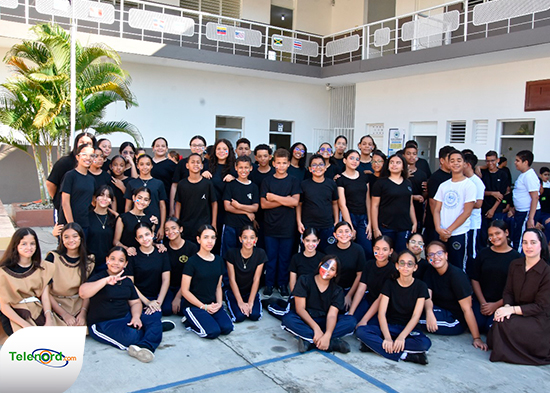 Colegio La Altagracia SFM conmemora el 12 de octubre