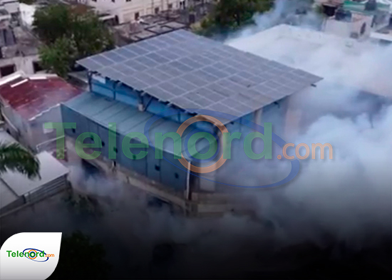 Vista aérea muestra como continua el incendio en la Ferretería Hilario de SFM