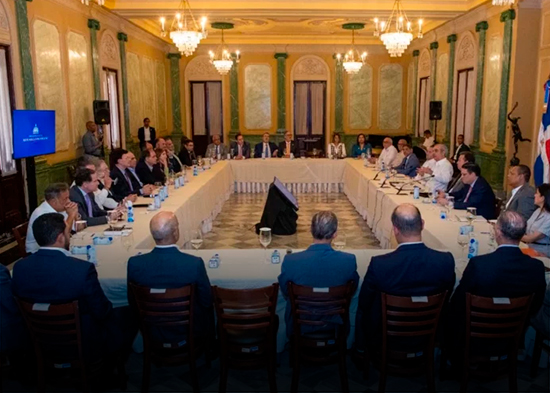 Presidente Abinader se reúne con empresarios y sectores productivos para pasar balance a economía