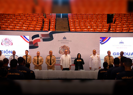 Abinader asiste a graduación de 865 nuevos agentes migratorios