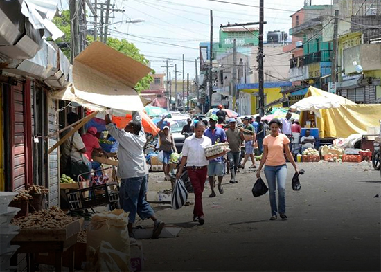 Gobierno dice más de 242 mil personas salieron de la pobreza en el último año