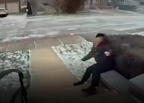 VIDEO: Una ventisca levanta por los aires y estrella contra el piso a una mujer