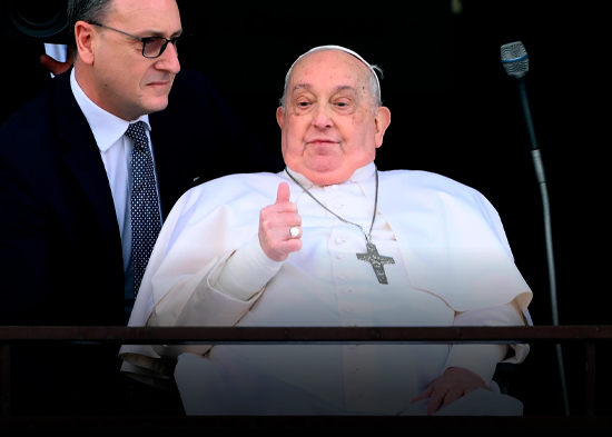 El papa reaparece luego de 38 días ingresado y saluda desde el hospital