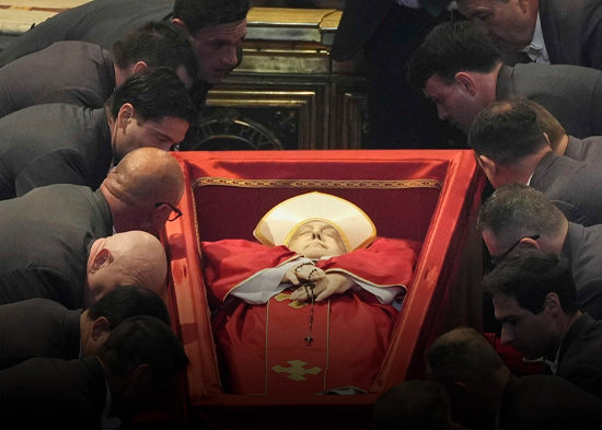 La basílica de San Pedro abre sus puertas para que los católicos se despidan del papa Francisco