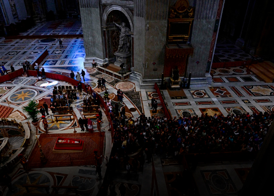 Más de 60,000 personas se despidieron del papa Francisco en la capilla ardiente
