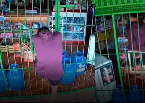 Ladrón 'contorsionista' roba en una tienda (VIDEO)