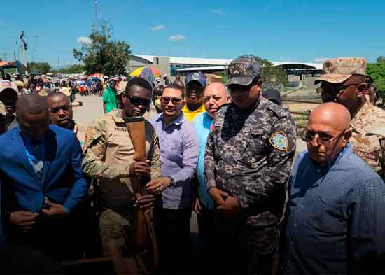 Autoridades haitianas devuelven escopeta robada en territorio Dominicano