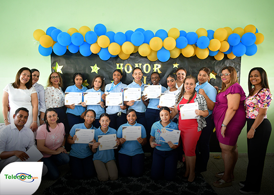 Centro Educativo Tomasina de la Cruz Peralta realiza reconocimiento al mérito nivel secundario