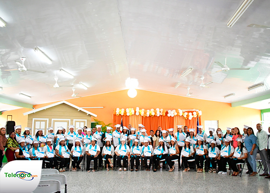 Celebran graduación de la escuela de padres 2025 Politécnico Vicente Aquilino Santos SFM