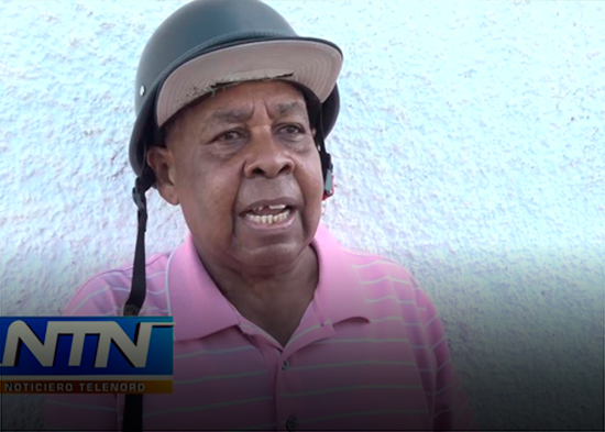 Hombre denuncia que moradores del sector William Mieses lanzan basura a la cañada