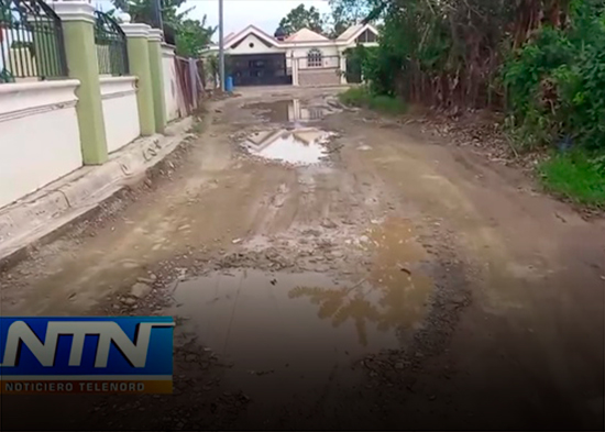 Exigen arreglos de calles en la urbanización Julián Javier de Tenares