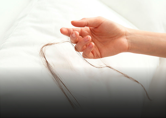 ¿Notas más cabello en la almohada en diciembre? No estás solo, y tiene una razón médica