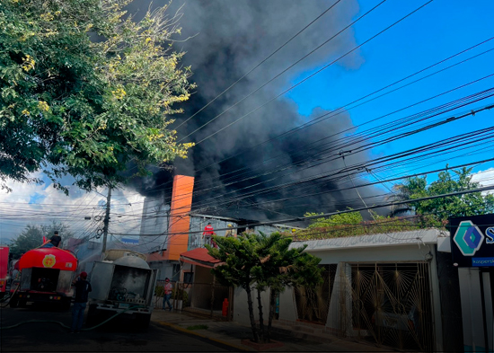 Fuego consume almacén de Prodacom en Santiago
