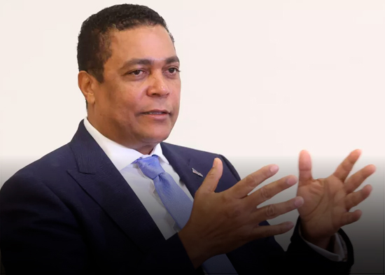 “Hoy más que nunca, el PRM debe mostrarse unido”: Víctor D’Aza desiste de aspiraciones presidenciales