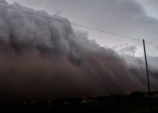 VIDEO IMPRESIONANTE: Aterradora 'muralla' de tormenta envuelve una localidad argentina
