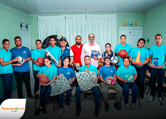 INEFI entrega utilería deportiva en Liceo María Teresa Mirabal de SFM