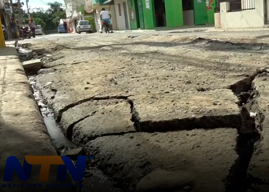 Comunitarios en la calle M en La Javiela exigen solución inmediata por agua contaminada