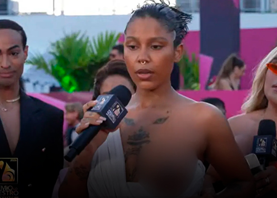 Tokischa acapara miradas en la alfombra magenta con look revelador