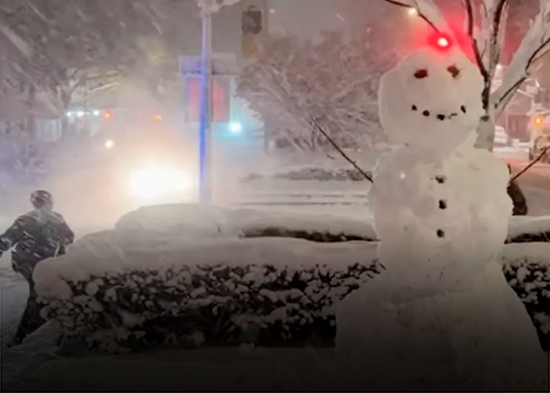 Policías de Nueva York 'se pelean' con bolas de nieve durante nevada histórica (VIDEO)