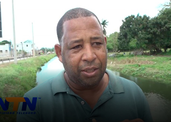 Residentes en la comunidad El aguacate de arenoso deploran agua contaminada en canal de riesgo