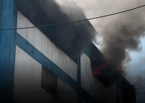 Bomberos siguen luchando para sofocar incendio en el cuarto piso de Almacenes Garrido