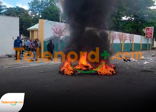 Enfrentamientos entre estudiantes y policías durante movilización en liceo Ercilia Pepín de SFM
