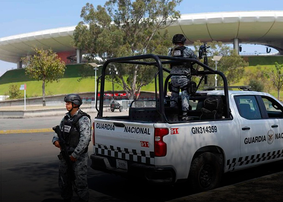 Militares mexicanos resguardan la funeraria donde es velado el narco "el Mencho"