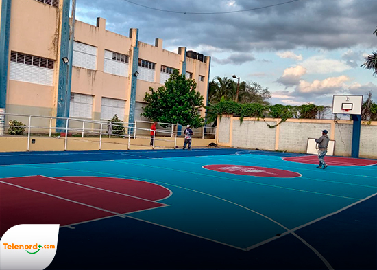 INEFI remoza cancha en Escuela Fermín Rosario Jerez de Cenoví SFM
