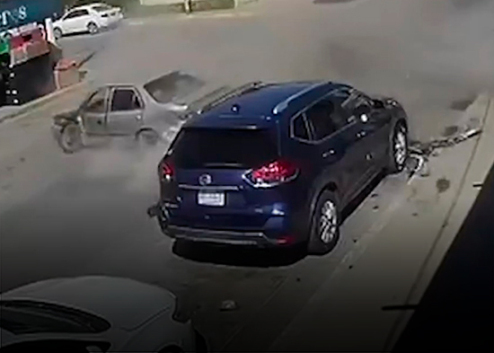 VIDEO IMPACTANTE: Coche termina en un restaurante repleto tras un fuerte choque