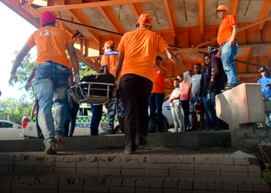 Defensa Civil recupera cadáver bajo puente Hermanos Patiño en Santiago