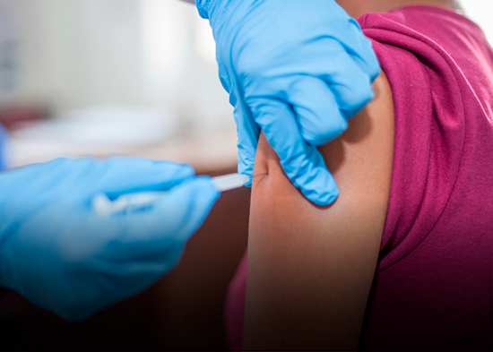 ¿Estás buscando quedar embarazada? Experta recomienda vacunación contra el sarampión