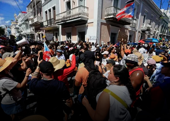 Miles protestan en Puerto Rico contra proyecto turístico-residencial en la costa suroeste