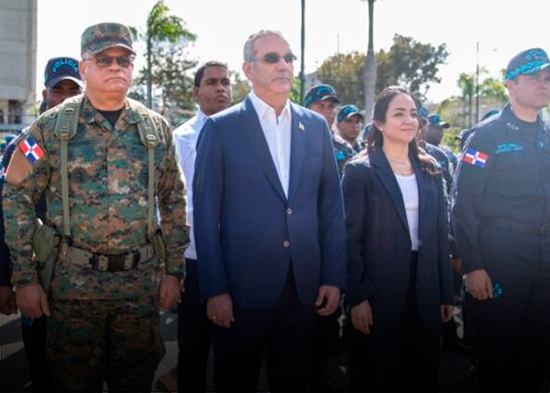 Luis Abinader llama a la colaboración entre ciudadanía y agentes Policía