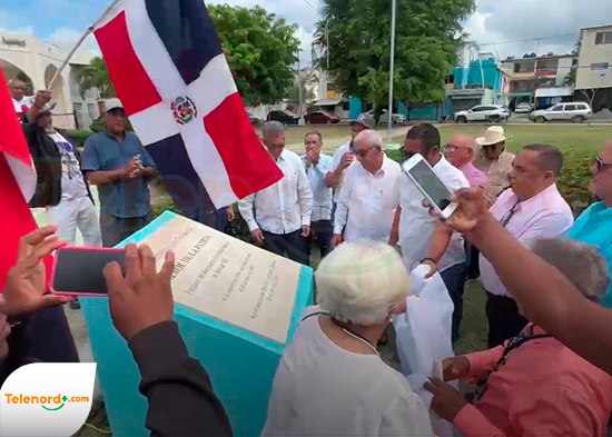 Realizan instalación de tarjas alusivas al coronel Fernández Domínguez