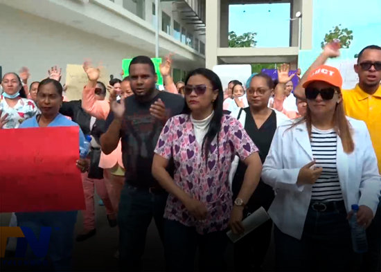 Enfermeras realizan para nacional en reclamo de mejores condiciones laborales