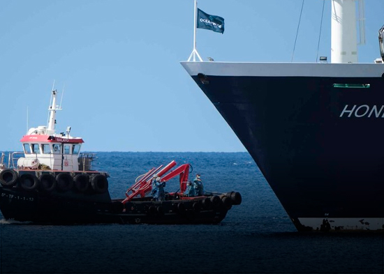 Comienza el desembarco de los primeros pasajeros del crucero afectado por brote de hantavirus
