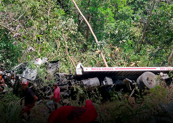 Dos fallecidos y varios heridos tras accidente de camión en Jarabacoa