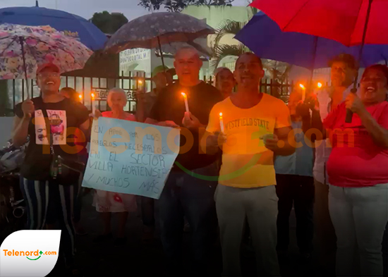 Con encendido de velas protestan en sector Villa Hortensia de SFM; exigen arreglo de calles