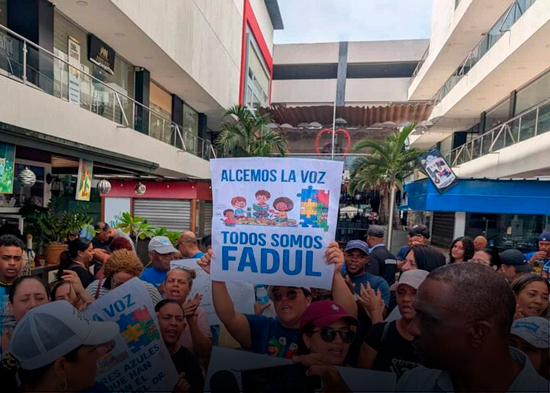 Padres de niños con autismo protestan en Santiago en apoyo al doctor Fadul