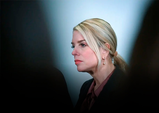 Pam Bondi se niega a hablar de Donald Trump en el caso Epstein