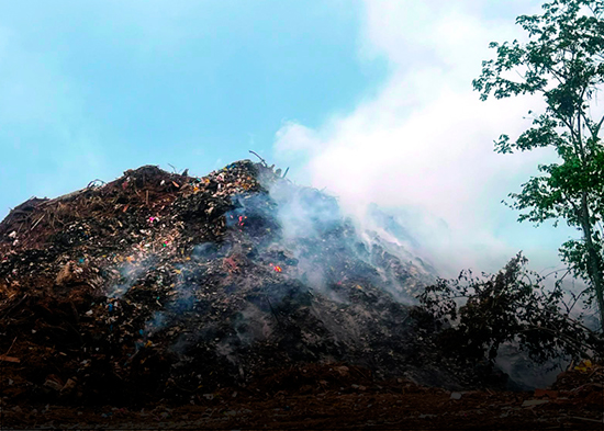 Humo de vertedero de Jarabacoa arropa la comunidad causando problemas de salud