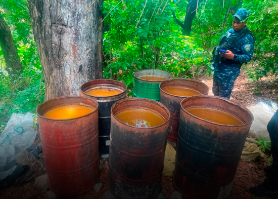Desmantelan en Azua fábrica clandestina con más de 25 mil litros de alcohol adulterado