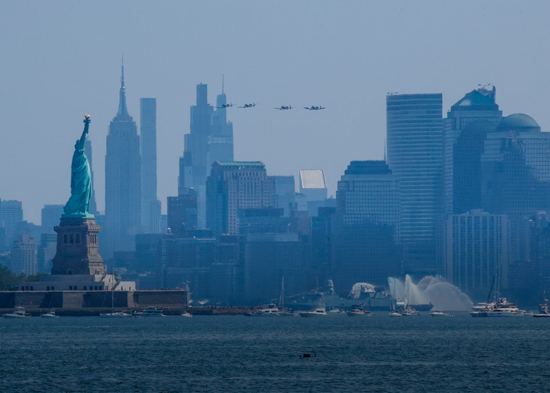 Nueva York celebra Independencia de EE. UU. con muestra de "poder" y desfile naval y aéreo