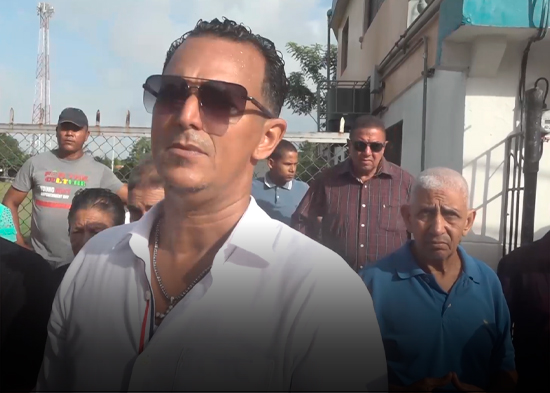 residentes en La Peña protestan frente a EdeNorte por altas facturas y constantes interrupciones