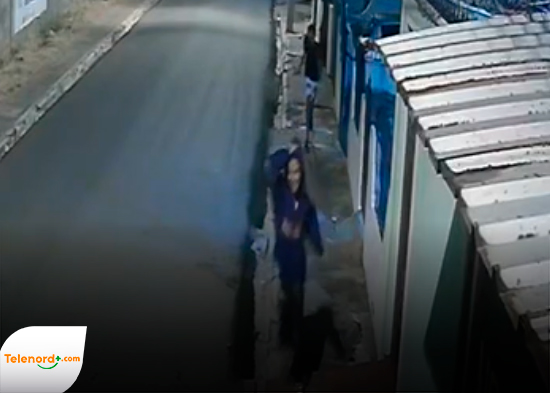 ¡Indignante! Desconocidos vandalizan vehículo en pleno Pueblo Nuevo; cámaras captaron el hecho