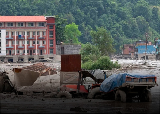 Muertos superan 390 en Nepal por riada
