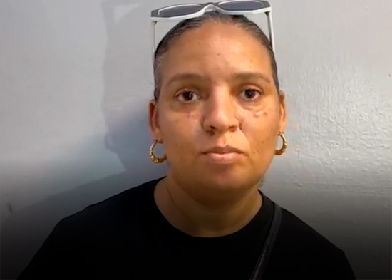 Mujer denuncia agresión de vecina y varios hombres tras irrumpir en su vivienda en SFM